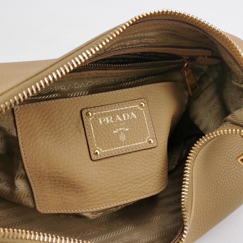 Prada 牛皮純色字母Logo 肩背包-7
