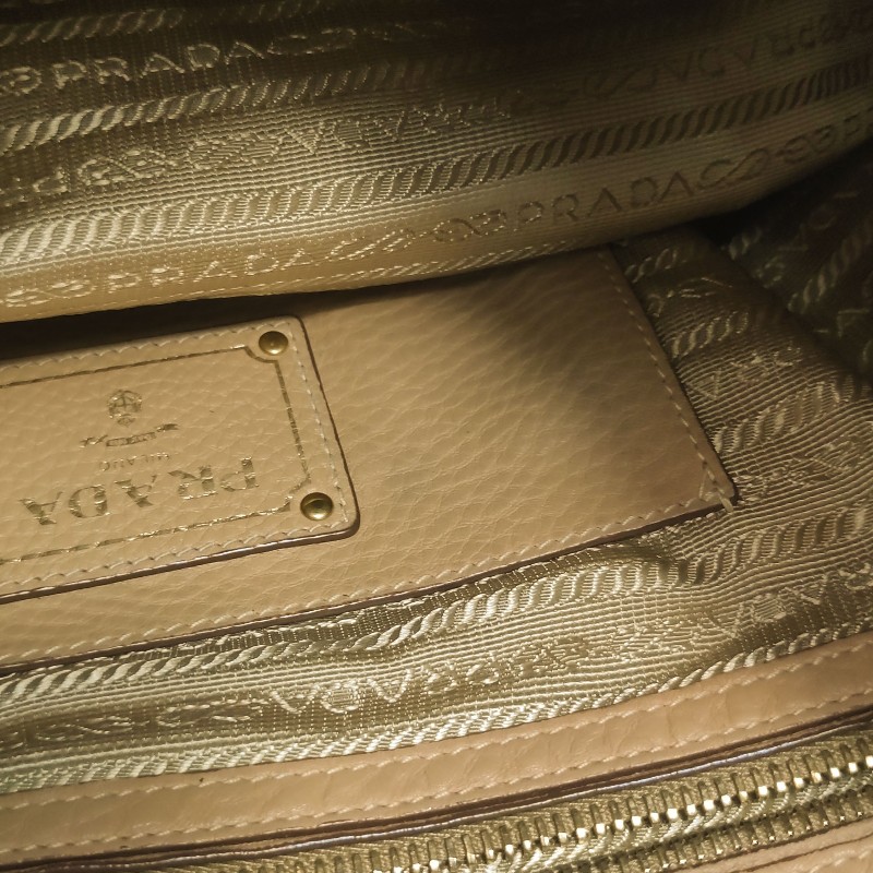 Prada 牛皮純色字母Logo 肩背包-8