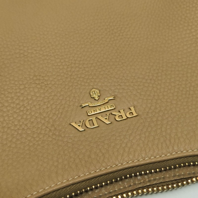 Prada 牛皮純色字母Logo 肩背包-9
