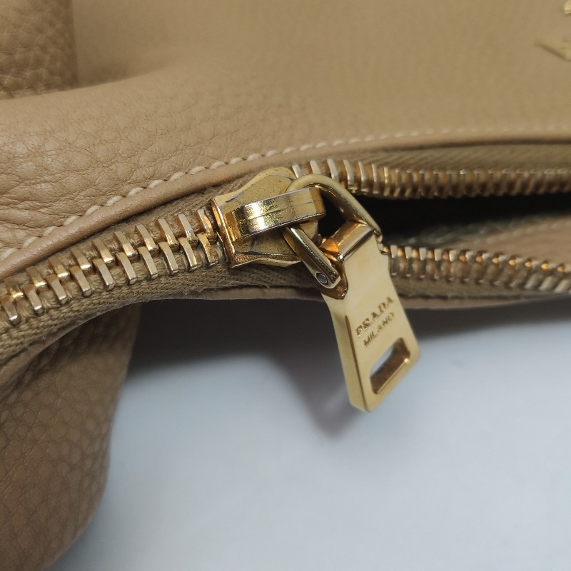 Prada 牛皮純色字母Logo 肩背包-10