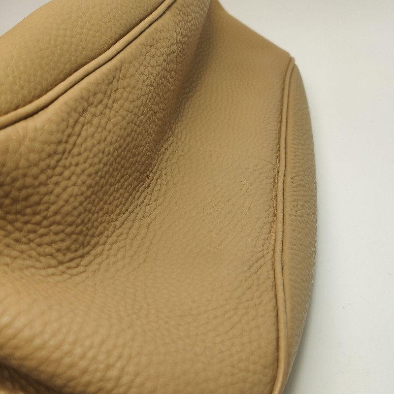 Prada 牛皮純色字母Logo 肩背包-18