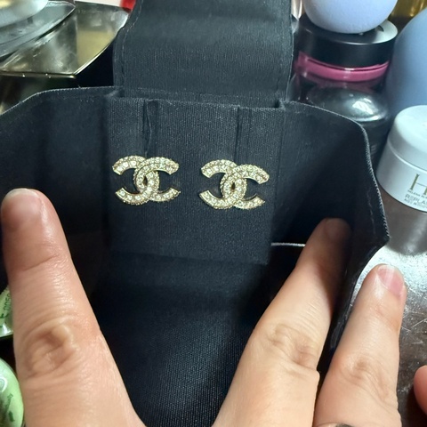 CHANEL🇫🇷 香奈兒金色滿鑽雙C釘式耳環｜閃耀奢華、質感女神款