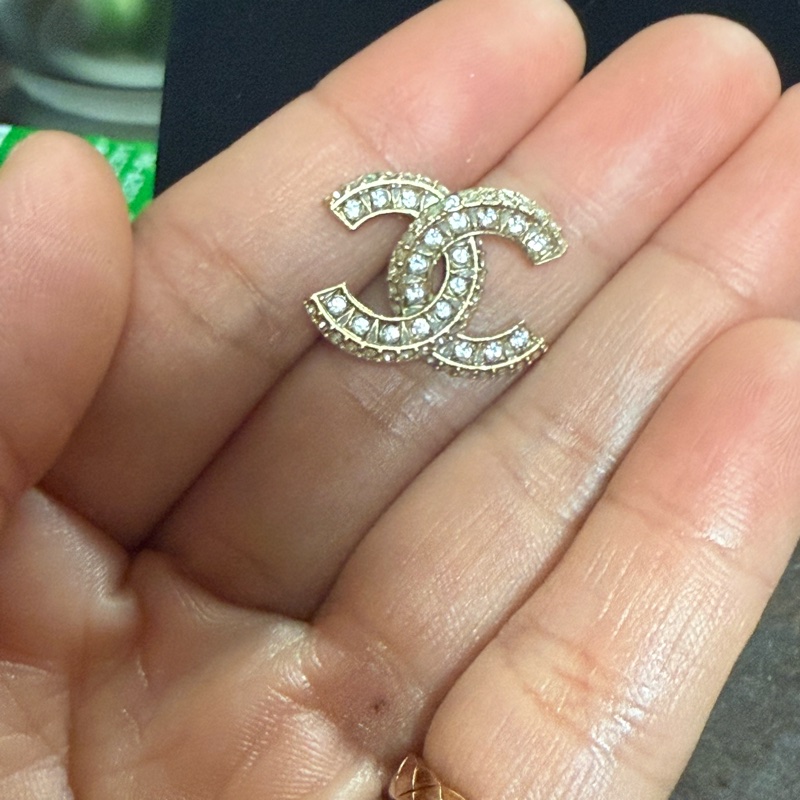 CHANEL🇫🇷 香奈兒金色滿鑽雙C釘式耳環|閃耀奢華、質感女神款-3
