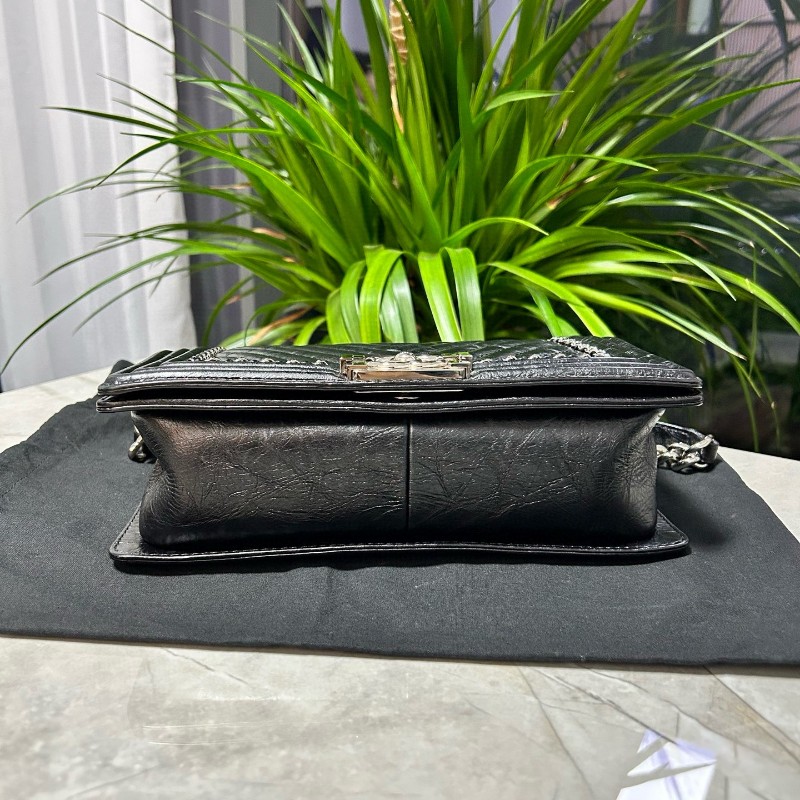 CHANEL香奈兒 限量款Leboy 中號 黑色油蠟牛皮復古銀V紋鏈條包 25cm-4