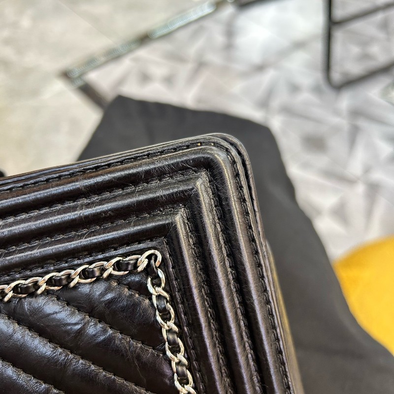 CHANEL香奈兒 限量款Leboy 中號 黑色油蠟牛皮復古銀V紋鏈條包 25cm-17