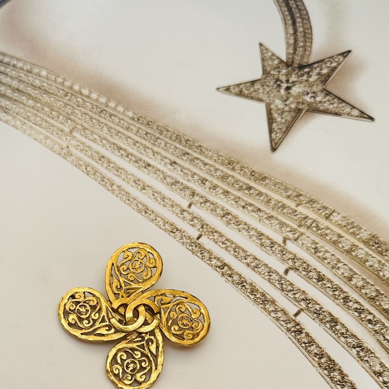 chanel 1955 cc雕刻胸針-2