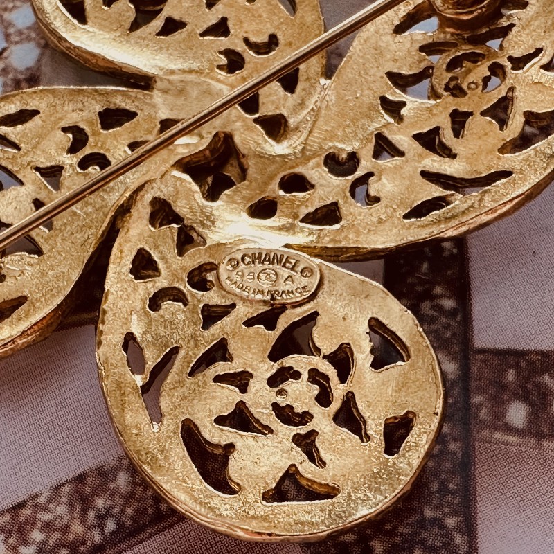 chanel 1955 cc雕刻胸針-3
