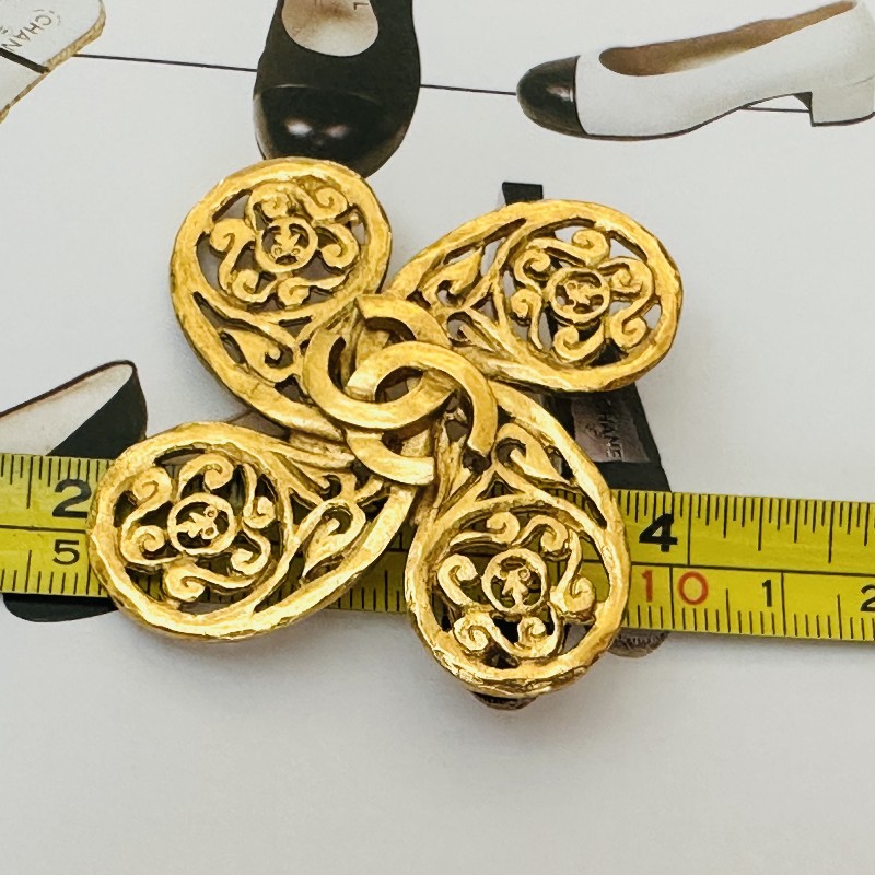 chanel 1955 cc雕刻胸針-4