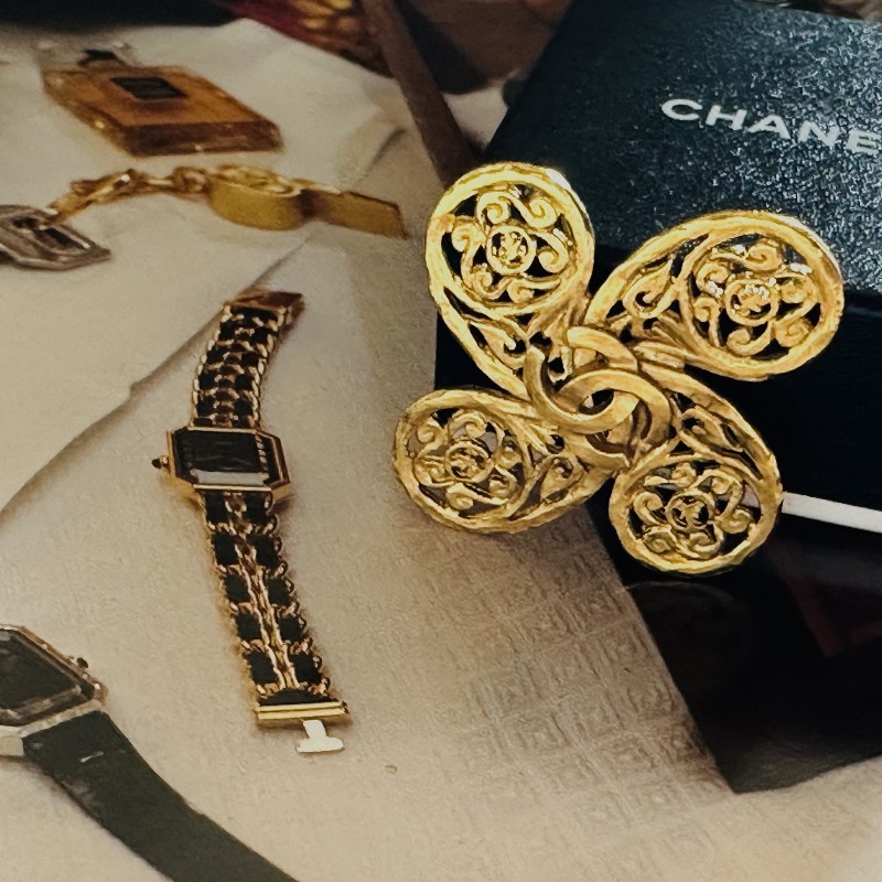 chanel 1955 cc雕刻胸針-7