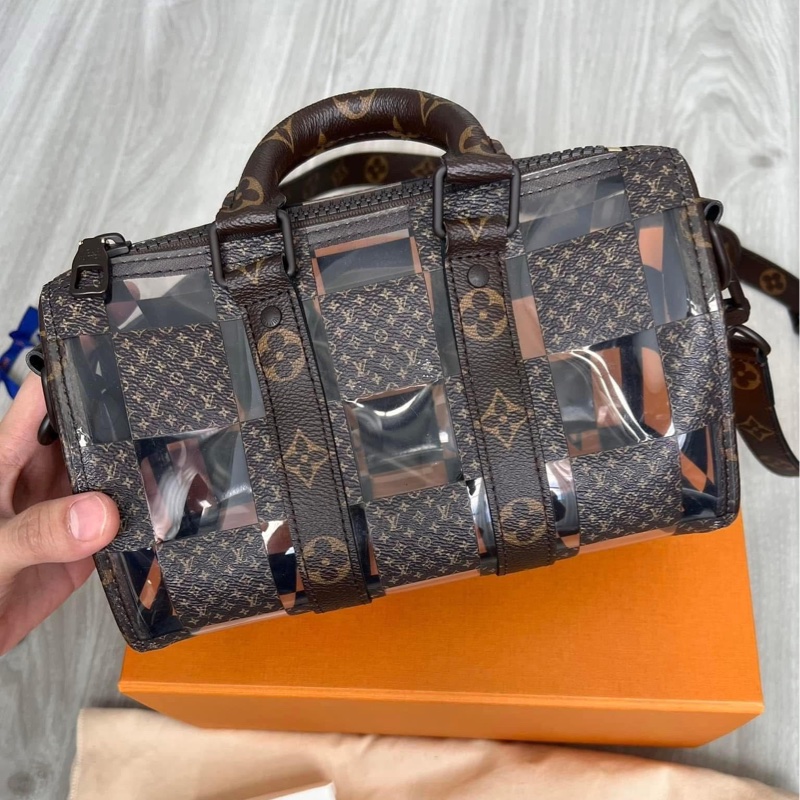 🤎時髦精最愛 收藏 LV M20872 秀款棋盤格透明Keepall 25 全配含購證 拍網價129800 割愛 69800 少用收藏9新以上 尺寸 25 x 15 x 11 cm Monogram Chess塗層帆布及PVC 塗層帆布飾邊 棕色金屬件 拉鏈開合 單個主隔層 可拆式行李吊牌 肩帶:可拆式,可調節-9