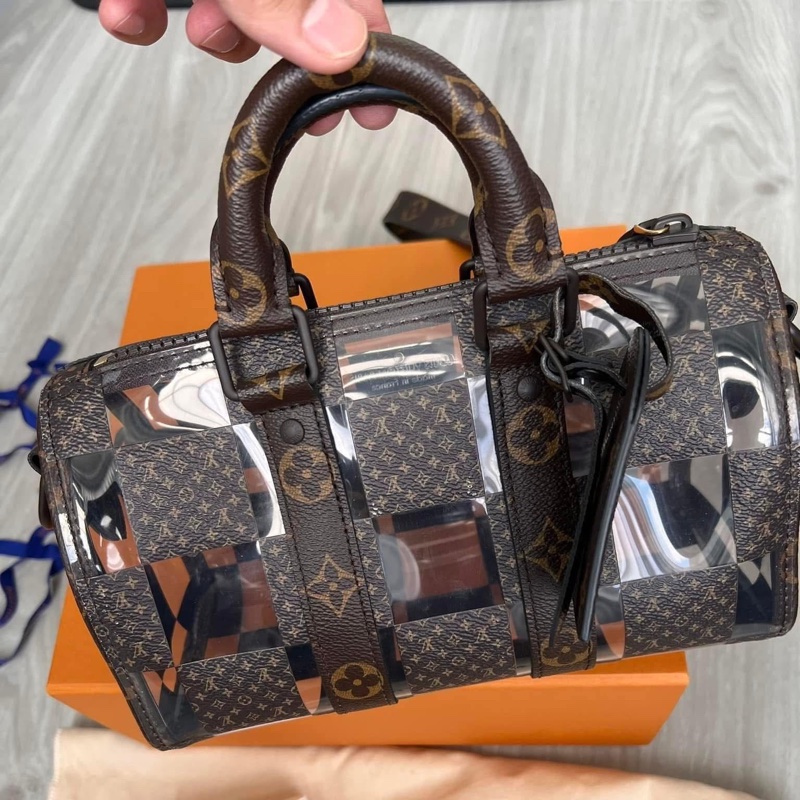🤎時髦精最愛 收藏 LV M20872 秀款棋盤格透明Keepall 25 全配含購證 拍網價129800 割愛 69800 少用收藏9新以上 尺寸 25 x 15 x 11 cm Monogram Chess塗層帆布及PVC 塗層帆布飾邊 棕色金屬件 拉鏈開合 單個主隔層 可拆式行李吊牌 肩帶:可拆式,可調節-10