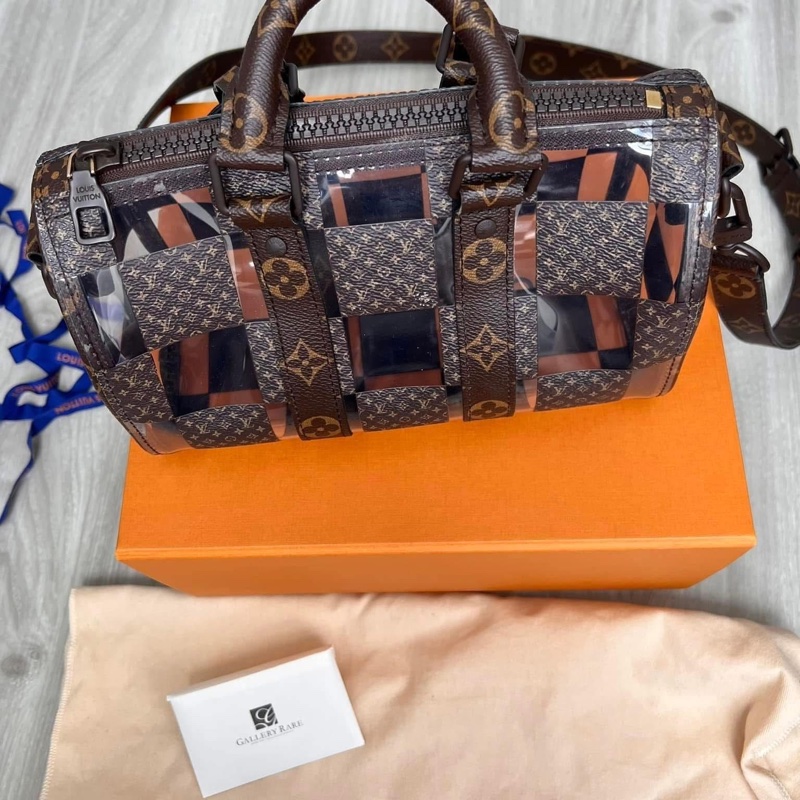 🤎時髦精最愛 收藏 LV M20872 秀款棋盤格透明Keepall 25 全配含購證 拍網價129800 割愛 69800 少用收藏9新以上 尺寸 25 x 15 x 11 cm Monogram Chess塗層帆布及PVC 塗層帆布飾邊 棕色金屬件 拉鏈開合 單個主隔層 可拆式行李吊牌 肩帶:可拆式,可調節-15