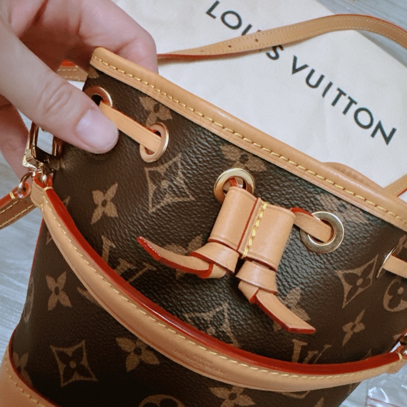 新款 LV小水桶 nano 幾乎全新 台灣新光購入 全配 送內膽包-2