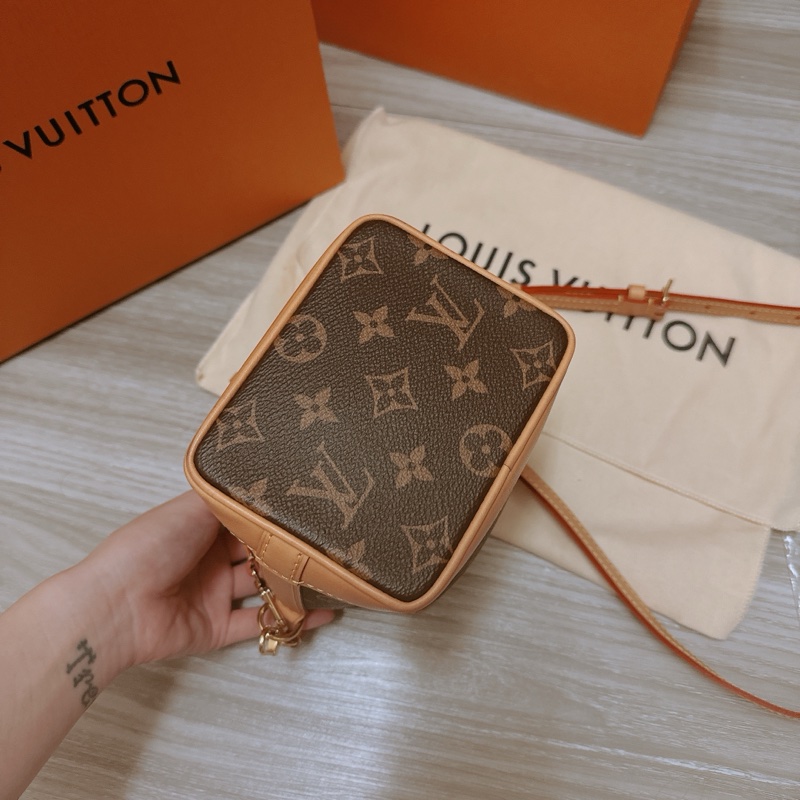 新款 LV小水桶 nano 幾乎全新 台灣新光購入 全配 送內膽包-6