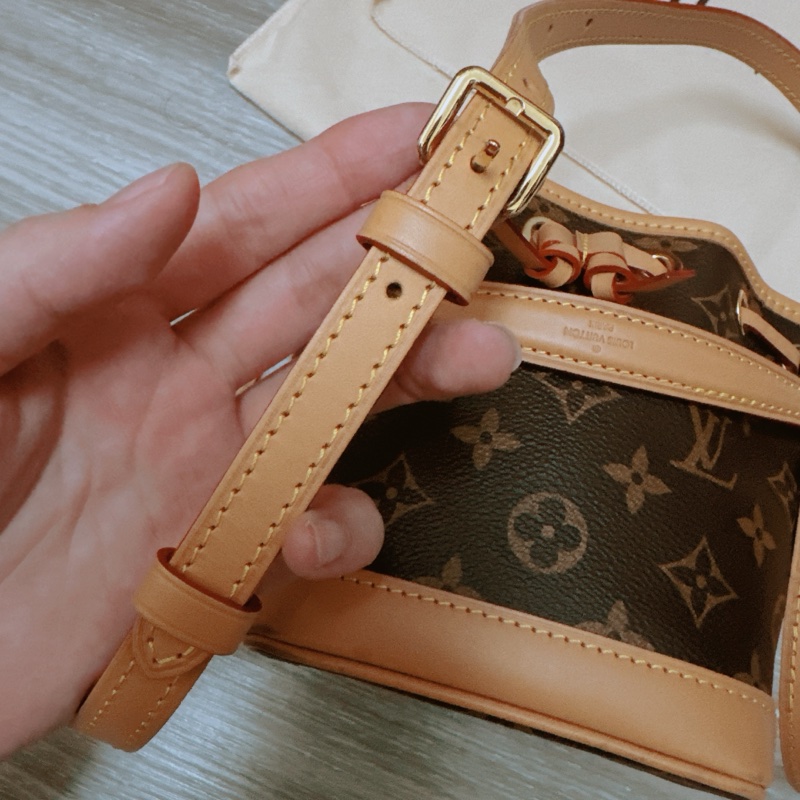 新款 LV小水桶 nano 幾乎全新 台灣新光購入 全配 送內膽包-16