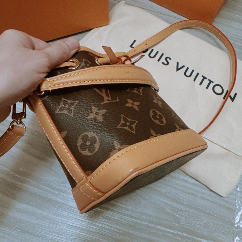 新款 LV小水桶 nano 幾乎全新 台灣新光購入 全配 送內膽包-24