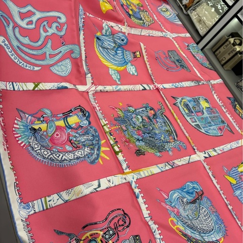 愛馬仕 玫粉紅「駿馬棱鏡」系列 90*90 絲巾 全新