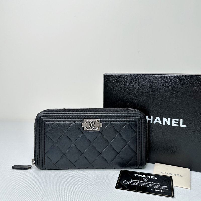CHANEL BOY黑銀羊皮拉鍊長夾-0