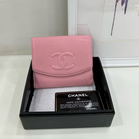 Chanel 香奈兒 櫻花粉魚子醬荔枝紋小皮夾 8開有卡 可以自己加個小鍊子當小包被背很棒哦 整體成色不錯 無明顯瑕疵