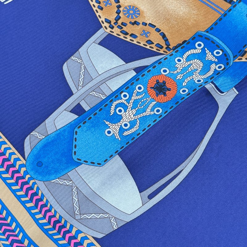 【閒置品♥️有盒子】Hermès 愛馬仕 深藍色 刺繡高級馬鞍 大方巾 頭巾 絲巾 掛畫 90cm-3