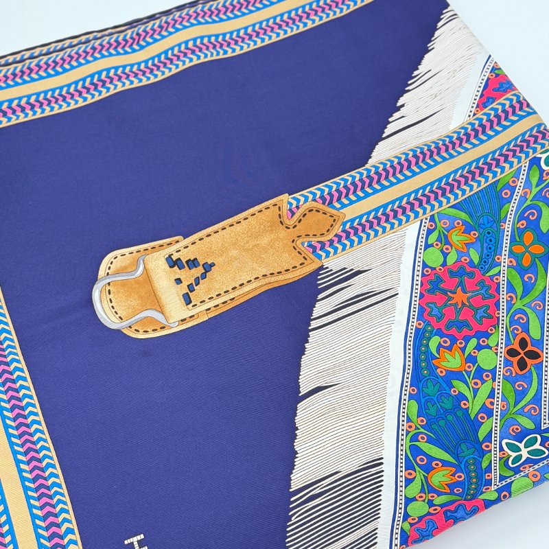 【閒置品♥️有盒子】Hermès 愛馬仕 深藍色 刺繡高級馬鞍 大方巾 頭巾 絲巾 掛畫 90cm-6