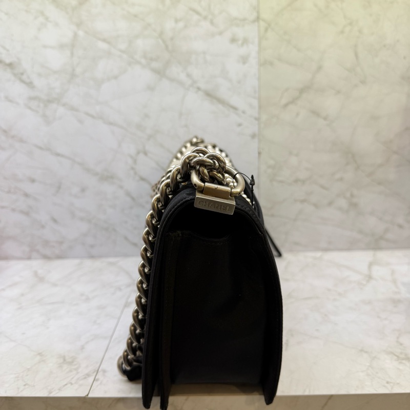 CHANEL 黑色絲綢面銀釦珍珠BOY 25CM/20-2