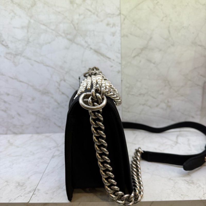 CHANEL 黑色絲綢面銀釦珍珠BOY 25CM/20-3