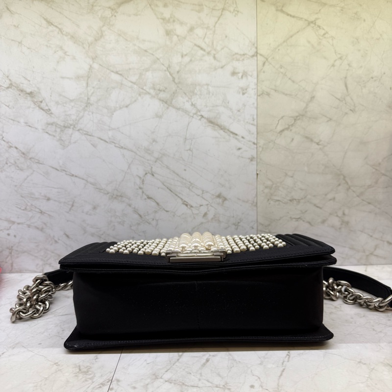 CHANEL 黑色絲綢面銀釦珍珠BOY 25CM/20-4