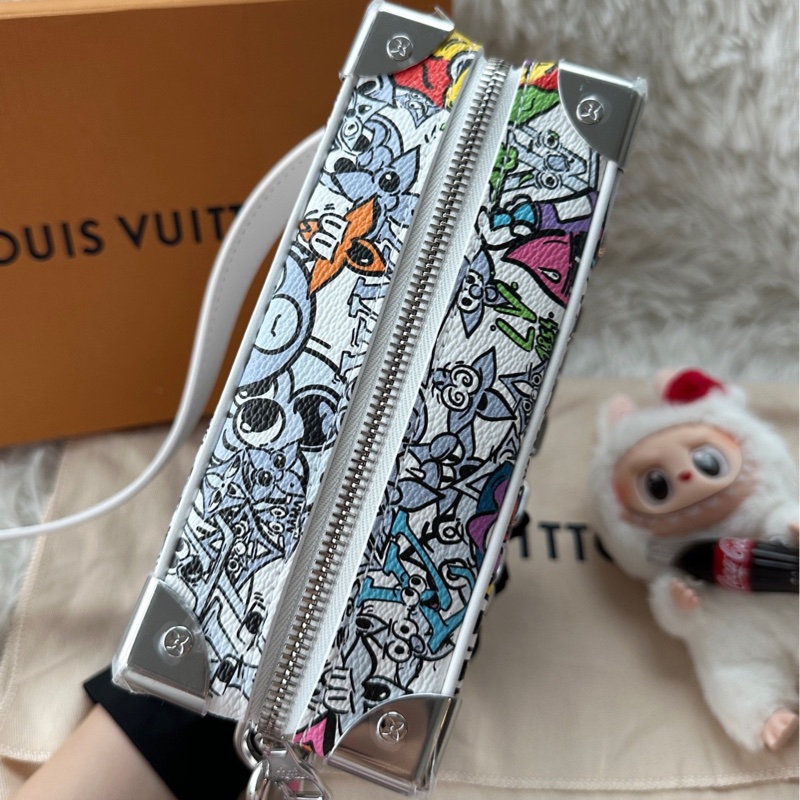 【配件：防塵袋 💕】LOUIS VUITTON LV SOFT TRUNK mini 宋仲基同款耶 方盒子 盒子包 塗鴉系列 手提 單肩 斜挎-3