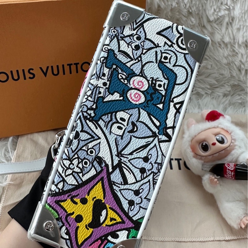 【配件：防塵袋 💕】LOUIS VUITTON LV SOFT TRUNK mini 宋仲基同款耶 方盒子 盒子包 塗鴉系列 手提 單肩 斜挎-4
