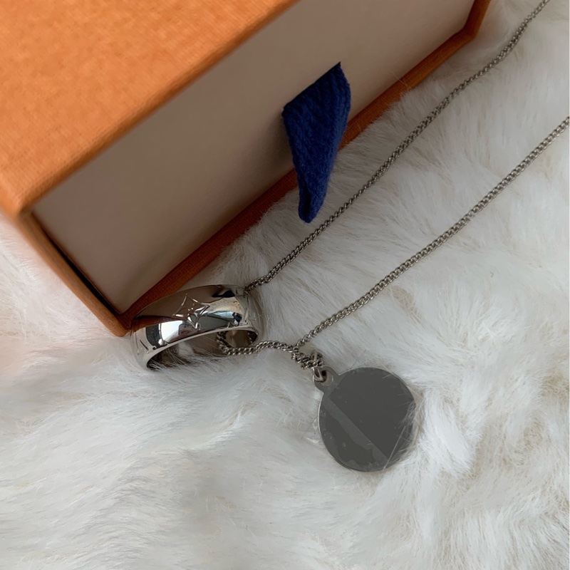 【 配件:盒子 防塵袋 💕】LV 三件套項鍊 老花紋路圓牌、lv戒指、lv字母logo-3