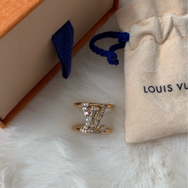 【配件:防塵袋 盒子 💕】LV logo字母金屬水晶鏤空戒指 粉白鑽-0