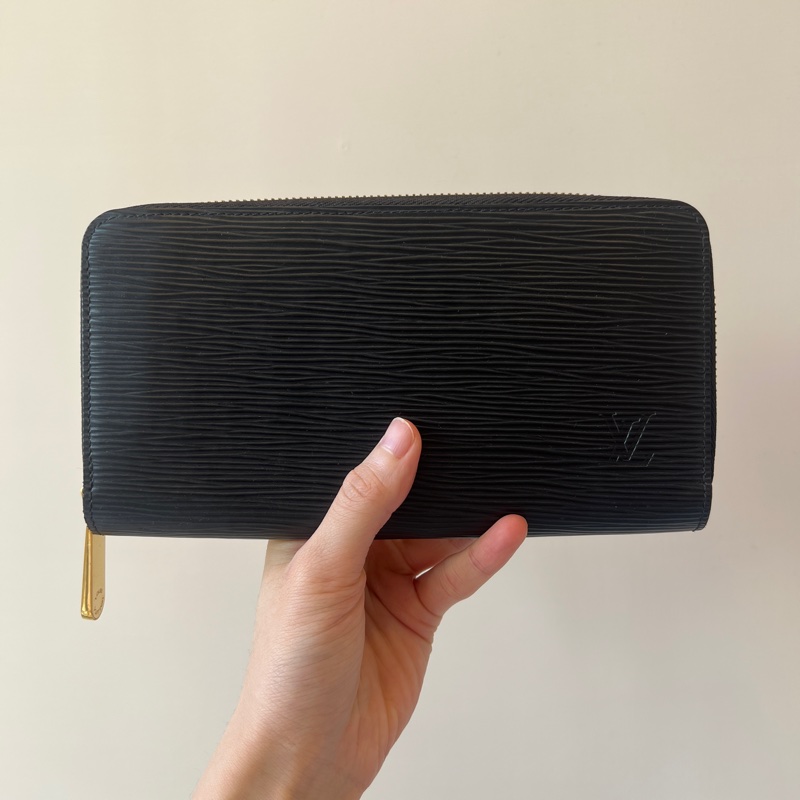 LV 黑Epi牛皮金釦ㄇ拉長夾M61857-0