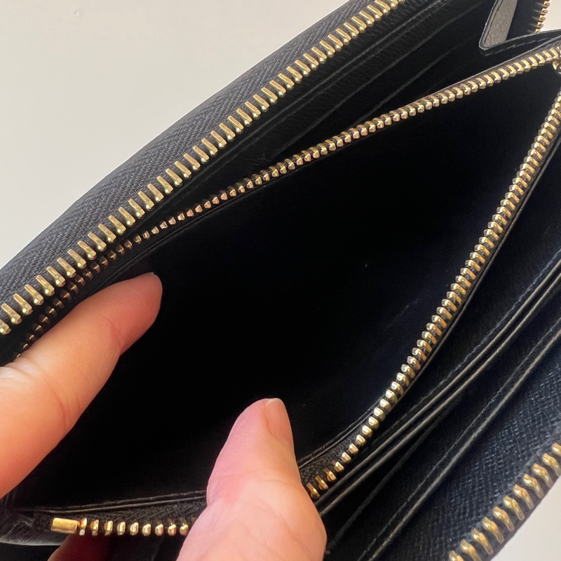 LV 黑Epi牛皮金釦ㄇ拉長夾M61857-15