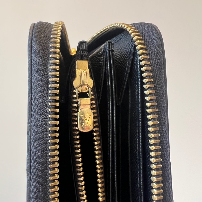 LV 黑Epi牛皮金釦ㄇ拉長夾M61857-16