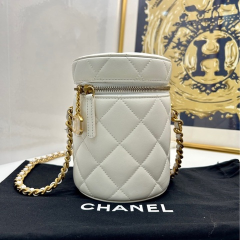 【限量羊皮圓桶化妝包 💕】Chanel 水桶包 內置鏡子 復古五金 側面logo 細節滿滿單肩斜挎包