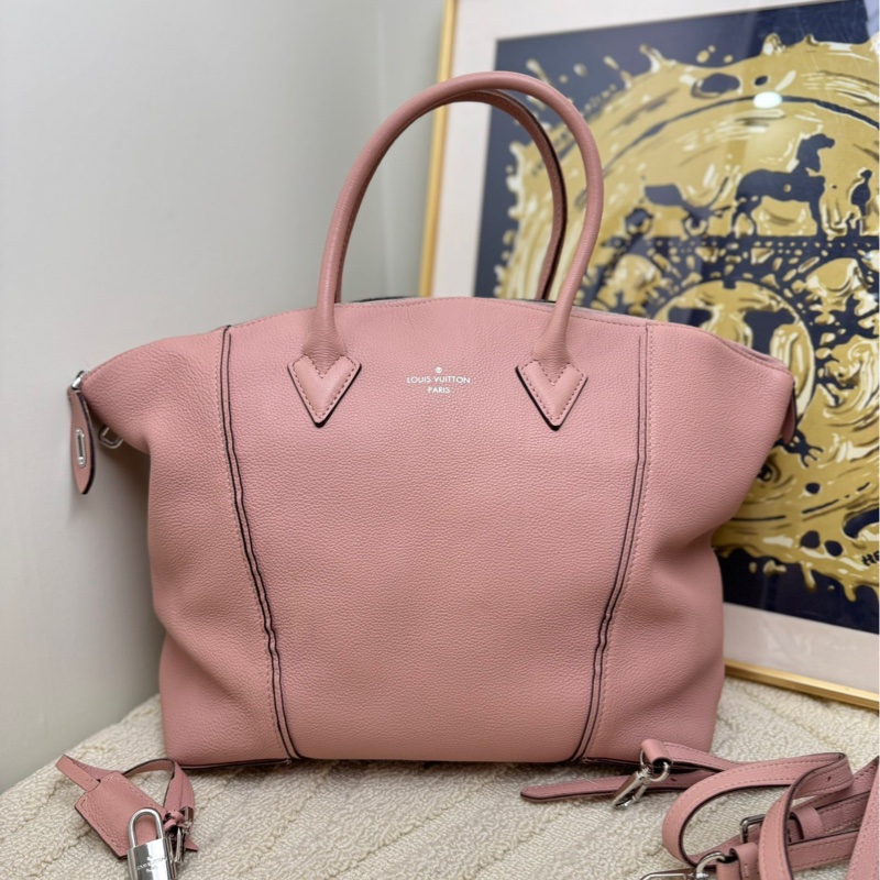 LV 粉色荔枝紋牛皮Lockit餃子包 有肩帶 可手提 肩背-0