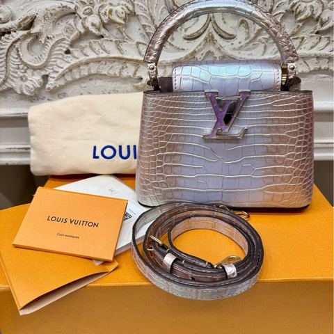 Lv 珠光粉紫色 鳄鱼皮Capucines 斜挎包 23年