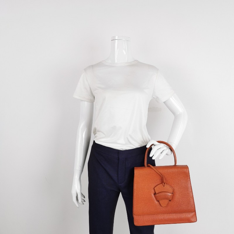 Loewe Barcelona牛皮純色三角形封扣斜挎包-1