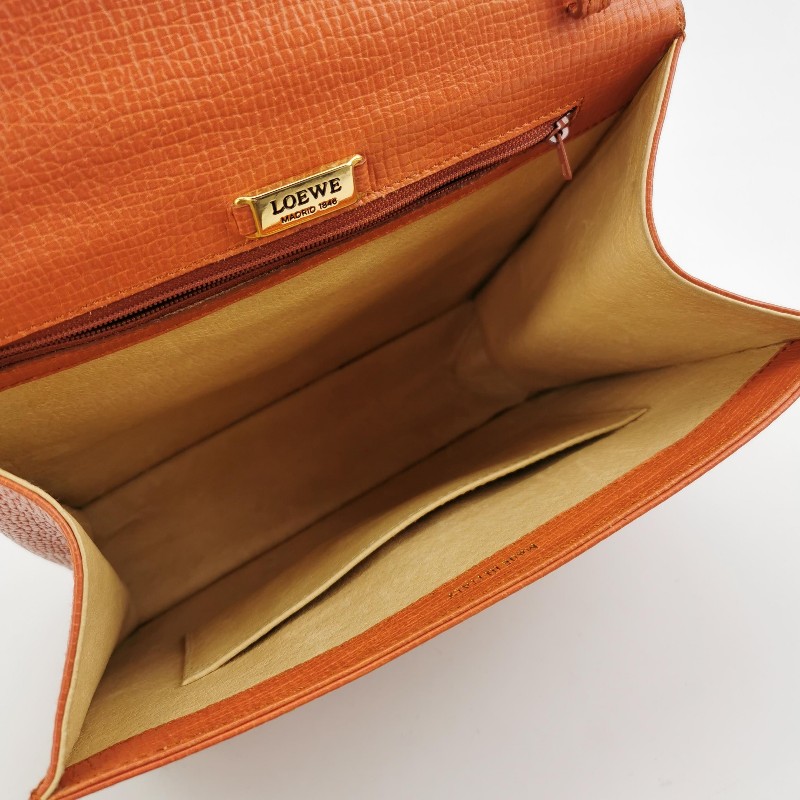 Loewe Barcelona牛皮純色三角形封扣斜挎包-5