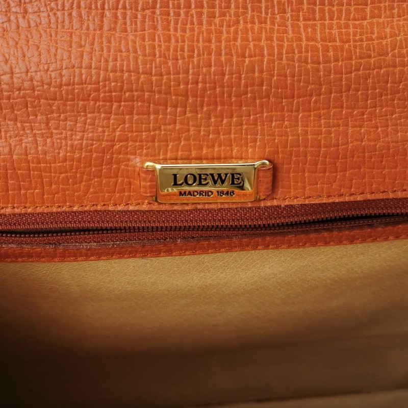 Loewe Barcelona牛皮純色三角形封扣斜挎包-6