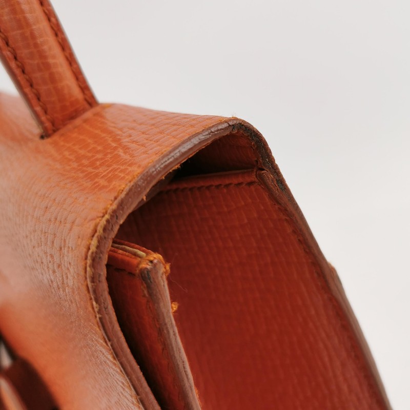 Loewe Barcelona牛皮純色三角形封扣斜挎包-12