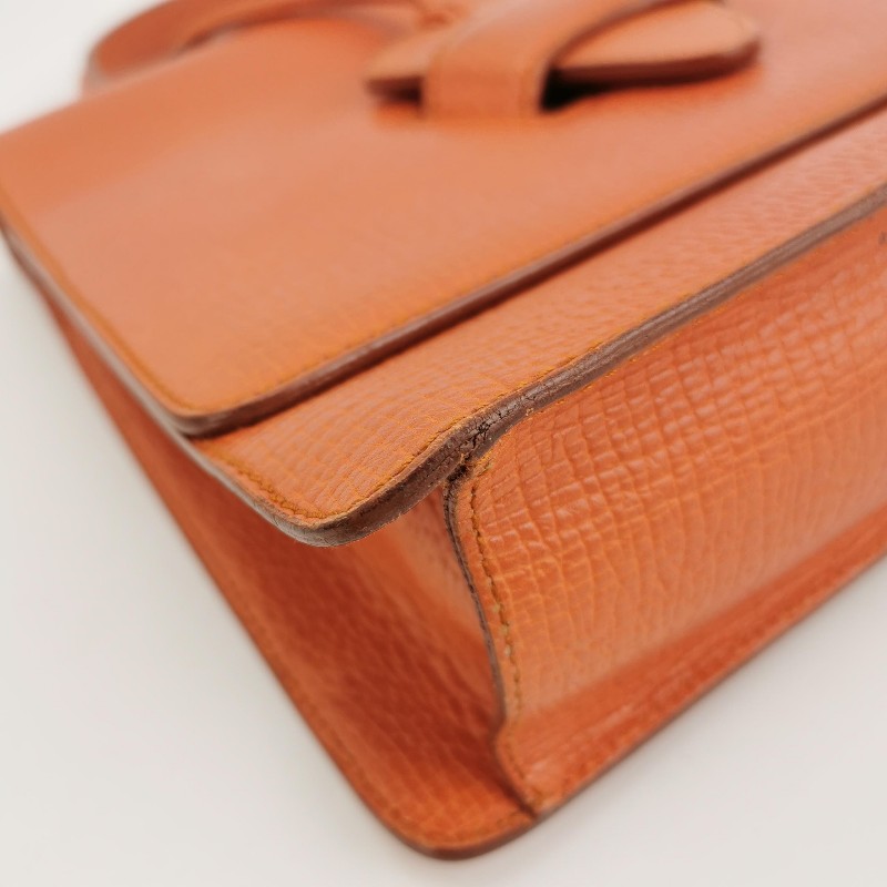 Loewe Barcelona牛皮純色三角形封扣斜挎包-15