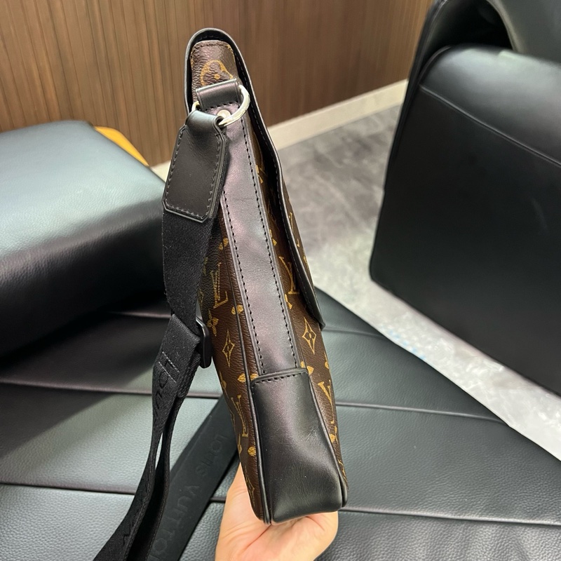LV 老花郵差包斜挎包 尺寸約27x30-4