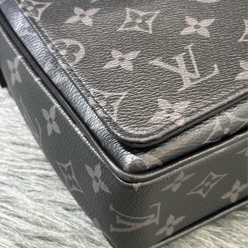 LV M46255 DISTRICT 黑色原花字紋老花 斜背包信差包郵差包記者包航空包-6