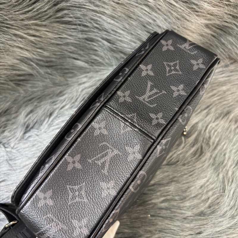 LV M46255 DISTRICT 黑色原花字紋老花 斜背包信差包郵差包記者包航空包-12