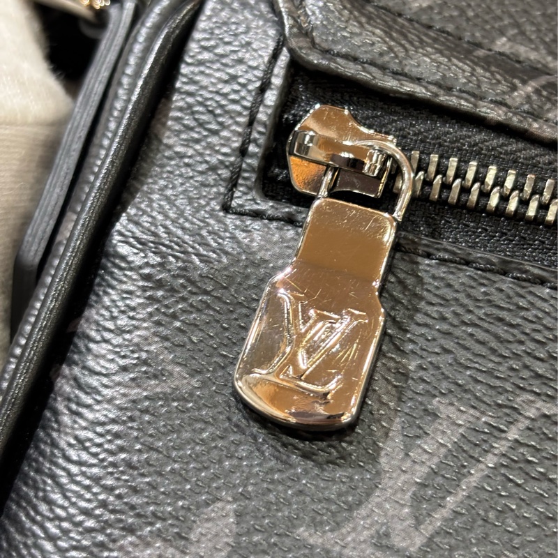 LV M46255 DISTRICT 黑色原花字紋老花 斜背包信差包郵差包記者包航空包-14