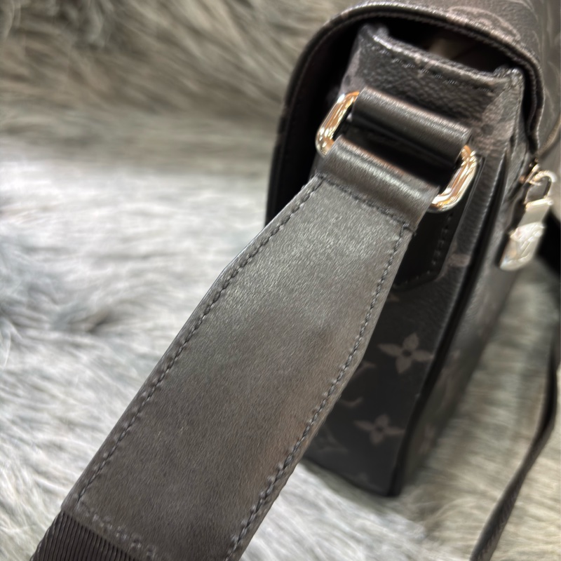 LV M46255 DISTRICT 黑色原花字紋老花 斜背包信差包郵差包記者包航空包-24