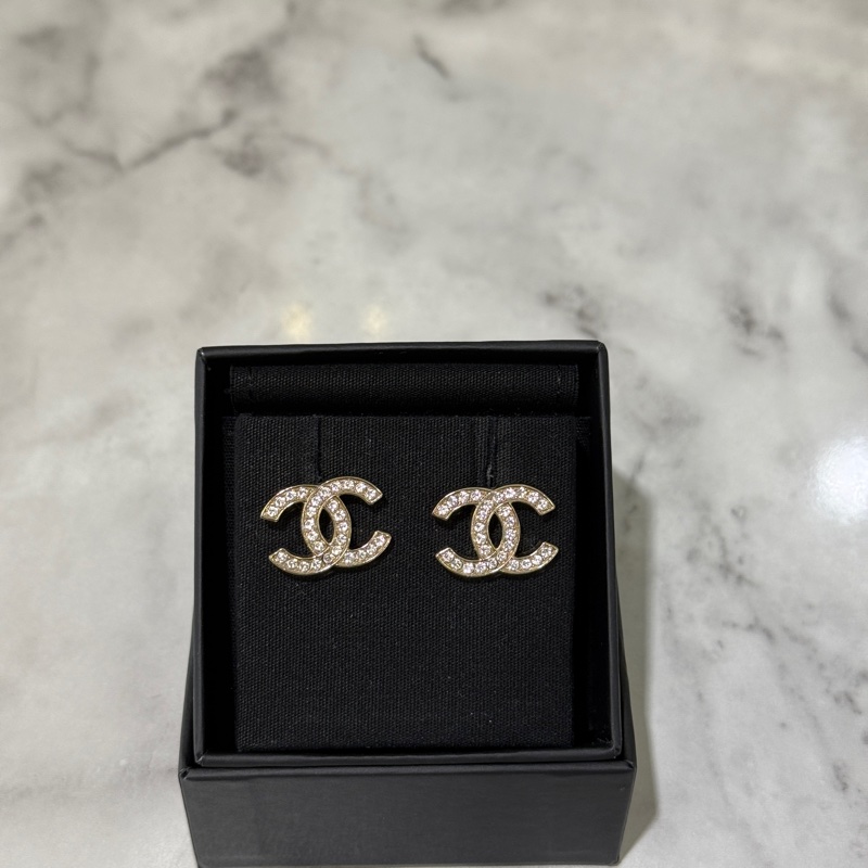 Chanel 雙c Logo水鑽淡金釦耳針式耳環AB6839-0