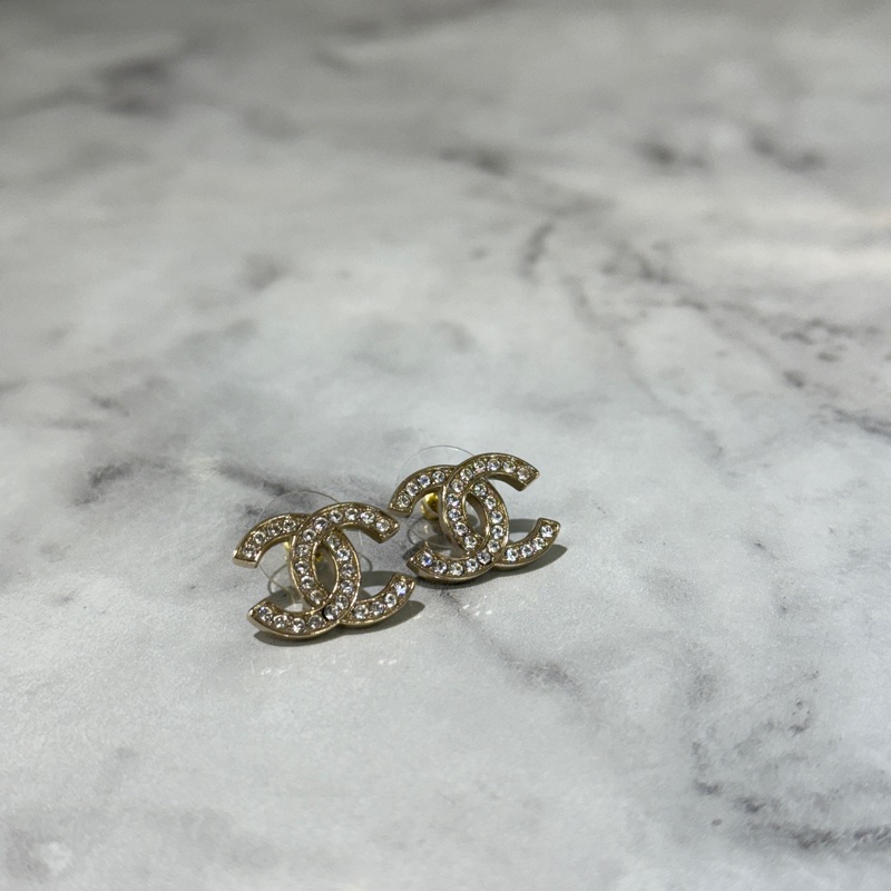 Chanel 雙c Logo水鑽淡金釦耳針式耳環AB6839-1
